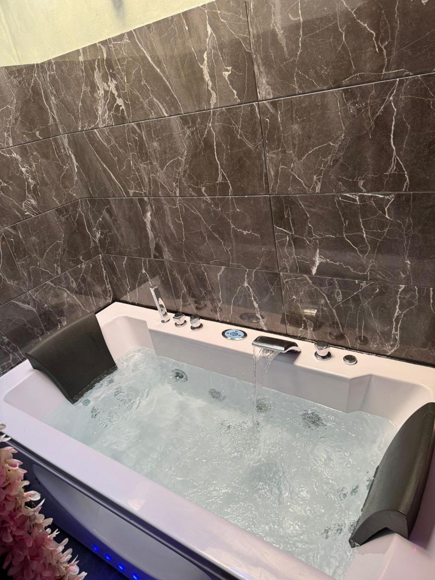 Love Room Spa Jacuzzi Lyon Zewnętrze zdjęcie
